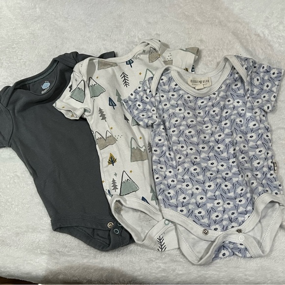 LOT OF THREE short sleeve onesies, size 0-3 months - Picture 2 of 8